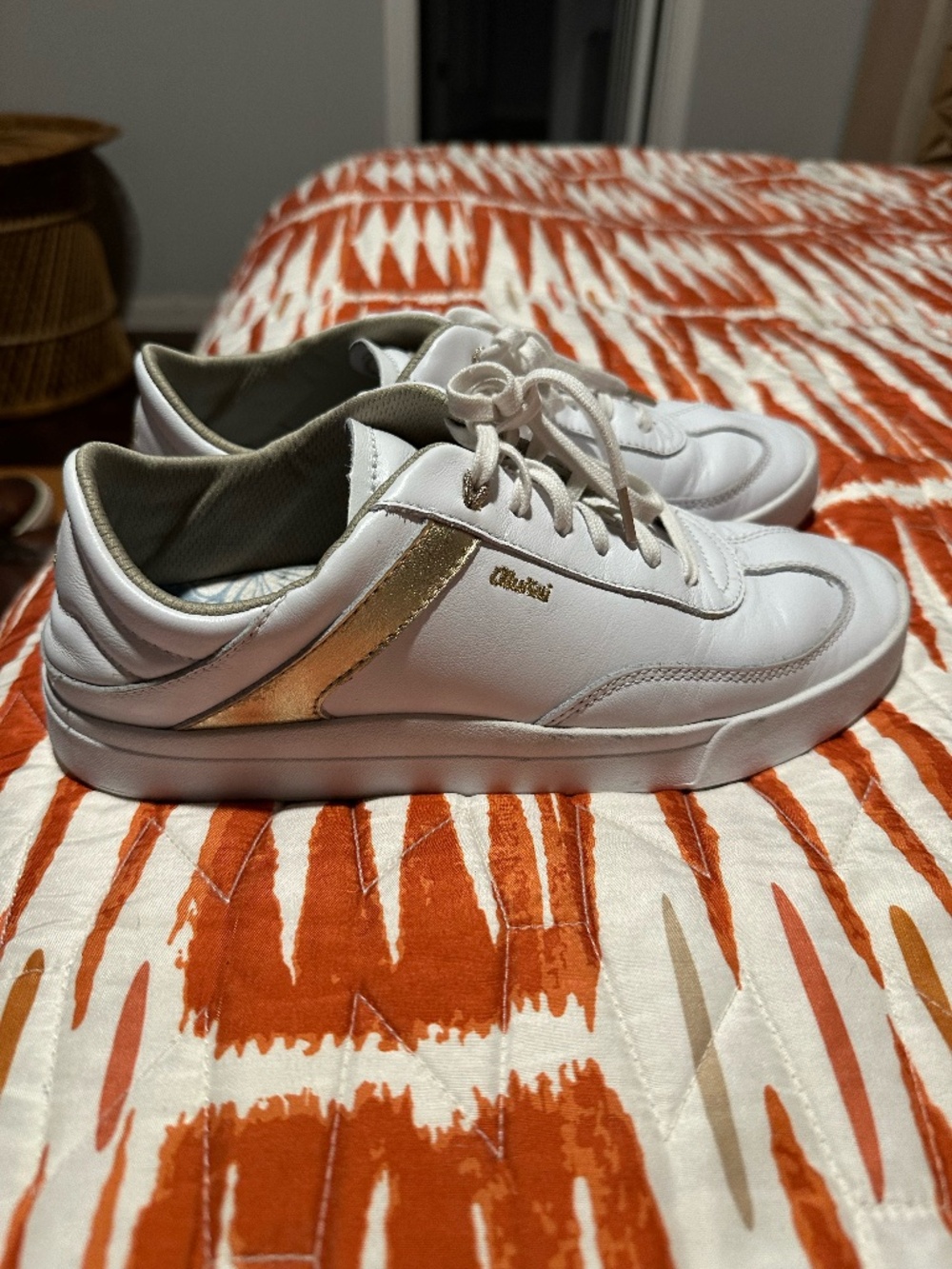 Olakaui Haupu Shoes Women 9.5 White Gold Leather Casual Sneakers Low Top Preppy‎